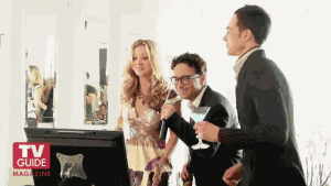 三位在家K歌欢唱的男人