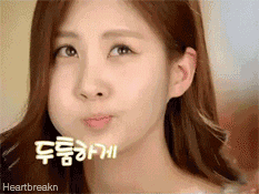 调皮的用手指弹小脸