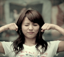 双手放在耳朵边做搞怪动作