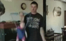 二B父亲拿孩子当哑铃用