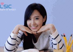 欢喜顽皮可爱的女孩