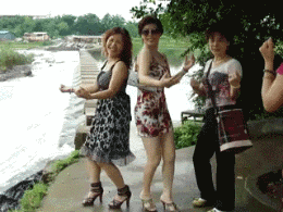 一群扭屁股的老女人