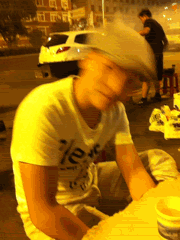 坐在路边摇头晃脑的男生