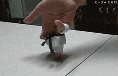牛人用手指做跆拳道动作
