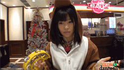 低着头不停拍手的女生
