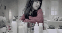 发脾气的女孩，狂扔东西