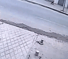 边走边打电话，不小心跌进下水道里