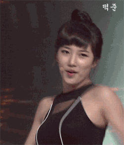 甜甜唱歌的美女