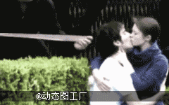 用胶布緾起来，让你们吻个够