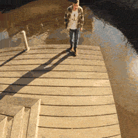 在河边练空翻，跌进水里