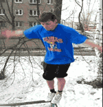 在雪地里玩后空翻