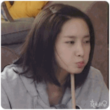 撅嘴做怪相的可爱美女
