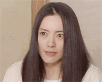 耸肩无奈叹息的女子