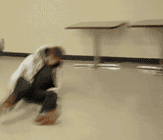蛋疼少年撞到桌子