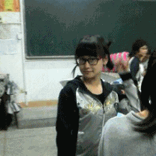 在教室里做怪动作的女同学