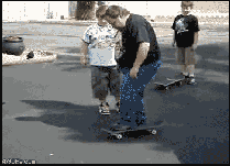 胖子玩滑板出糗，撞倒在轿车上