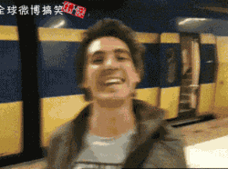 在背后被地铁门撞翻的人