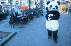小手一挥，吓坏路人