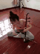 坐在地上拉二胡的疯狂少女