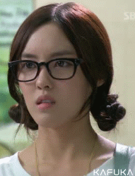 切，歪嘴巴的眼镜女