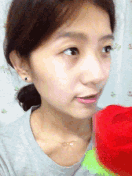 玩玫瑰花的调皮美女