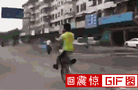 骑一个轮子的自行车，让人震惊