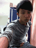 在椅子上摔倒的少年