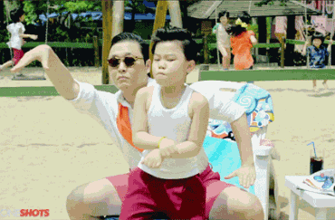 大人小孩齐跳舞，乐在其中