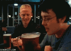 一口喝下超大杯啤酒