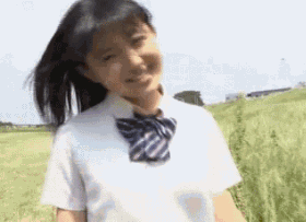 在草地上尽情摇头的女生