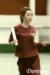 快乐跳动的美丽女生