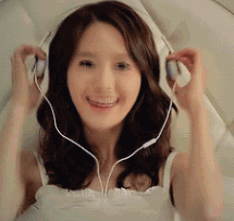 美女摘下耳机给你听