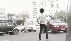 假装打车，拉开车门就跑