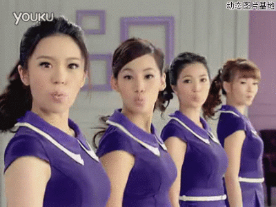 一群美女排队练嘴型