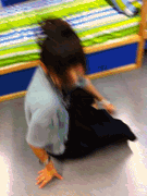 从地上滚到床上坐的女生
