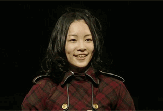 在台上嘟嘴巴搞怪的女生