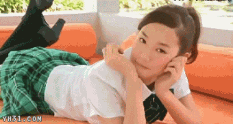 爬在沙发上东看西看
