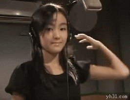 在录音室里的可爱妹子