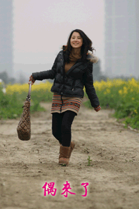 一路走一路跳，兴高采烈的女人
