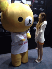 大胆的在小熊脸上亲一下