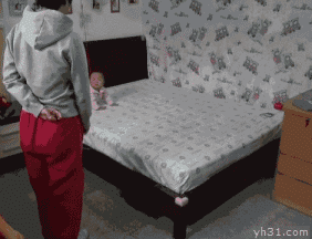 爸爸为小孩指引向前爬行