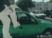 牛人从车窗外跳进车里