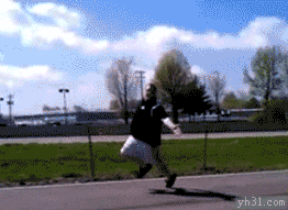 大胖子摔倒后若无其事的站起来