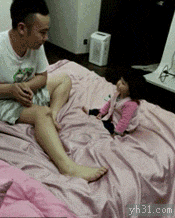 父亲恶搞推倒小孩