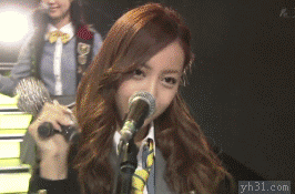 舞台上唱歌的大美女