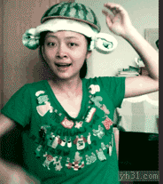 用西瓜皮当帽子的女人