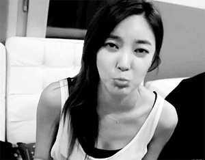 双手摸肩做怪相