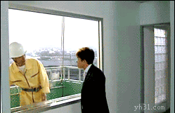 在玻璃窗外恶搞他人