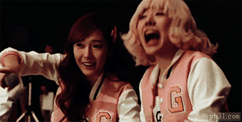 两位美女笑得乐翻天