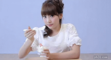 美女假装给你喂东西